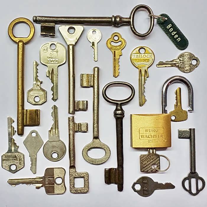 Sammlung verschiedener Schlüssel und ein Vorhängeschloss
